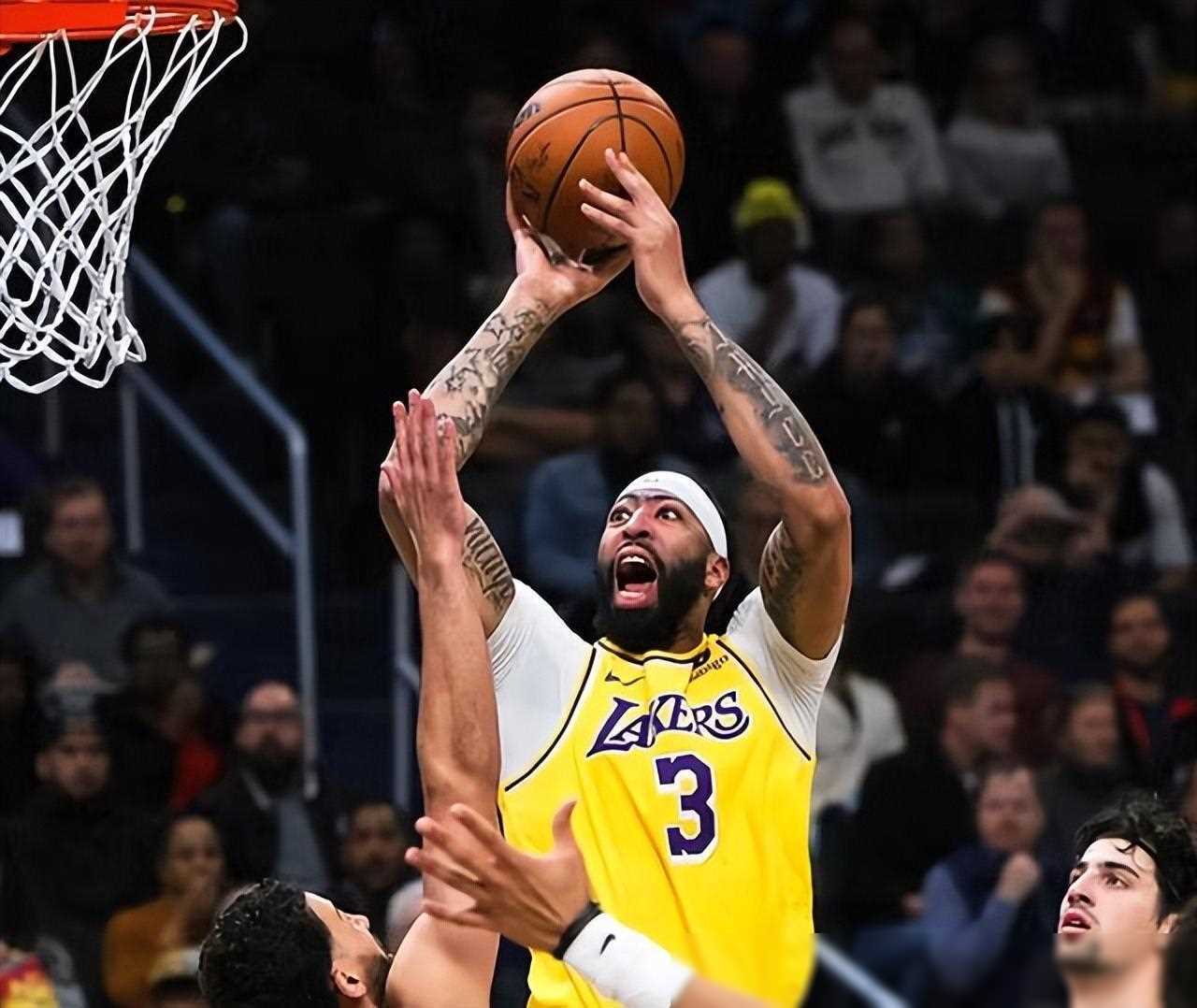 梅西迎来十二赛季出色发挥，湖人观众热烈欢呼！